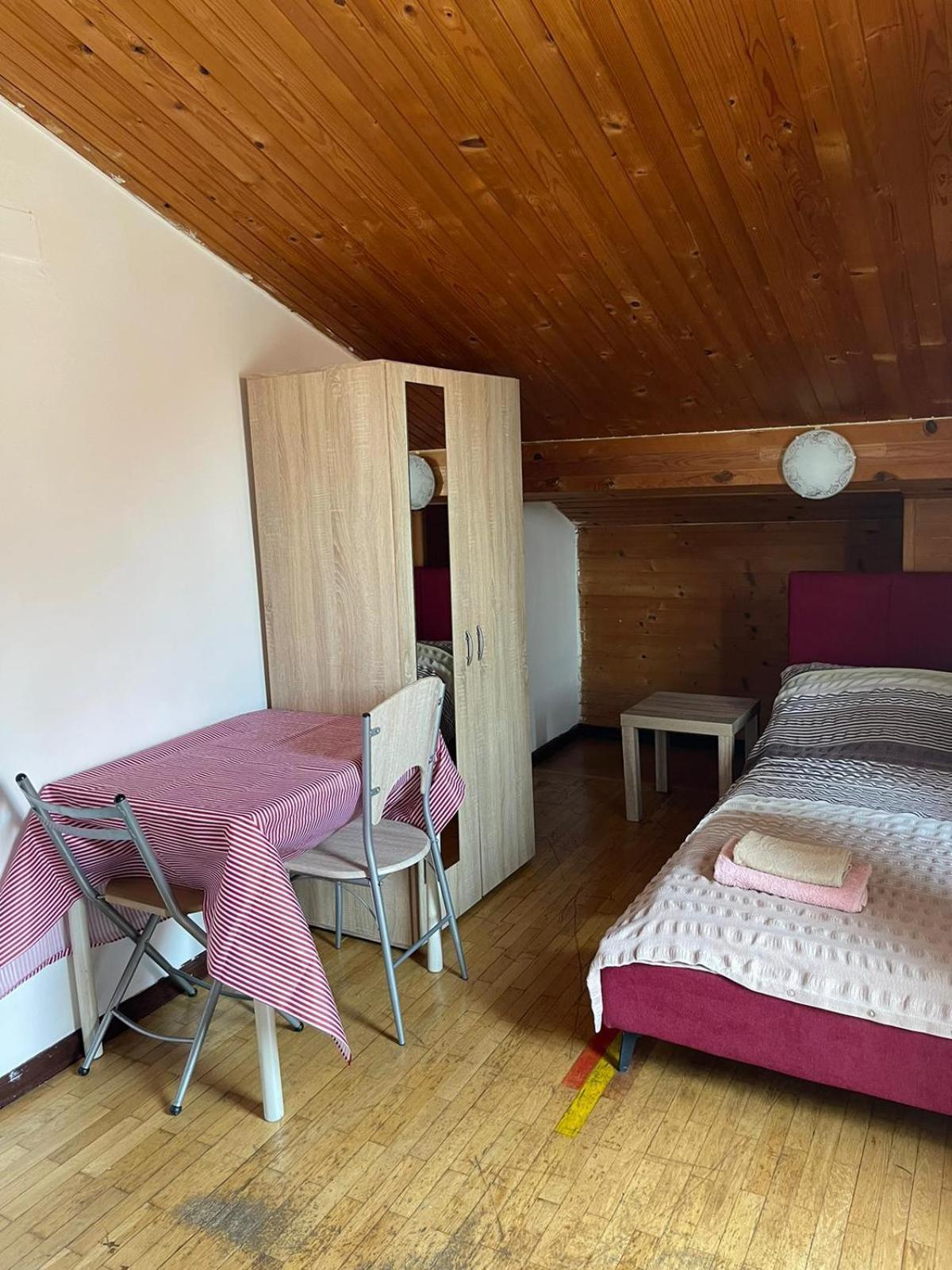 Roman Arch- Low Budget Doublebed Room In Top Center Pola Esterno foto