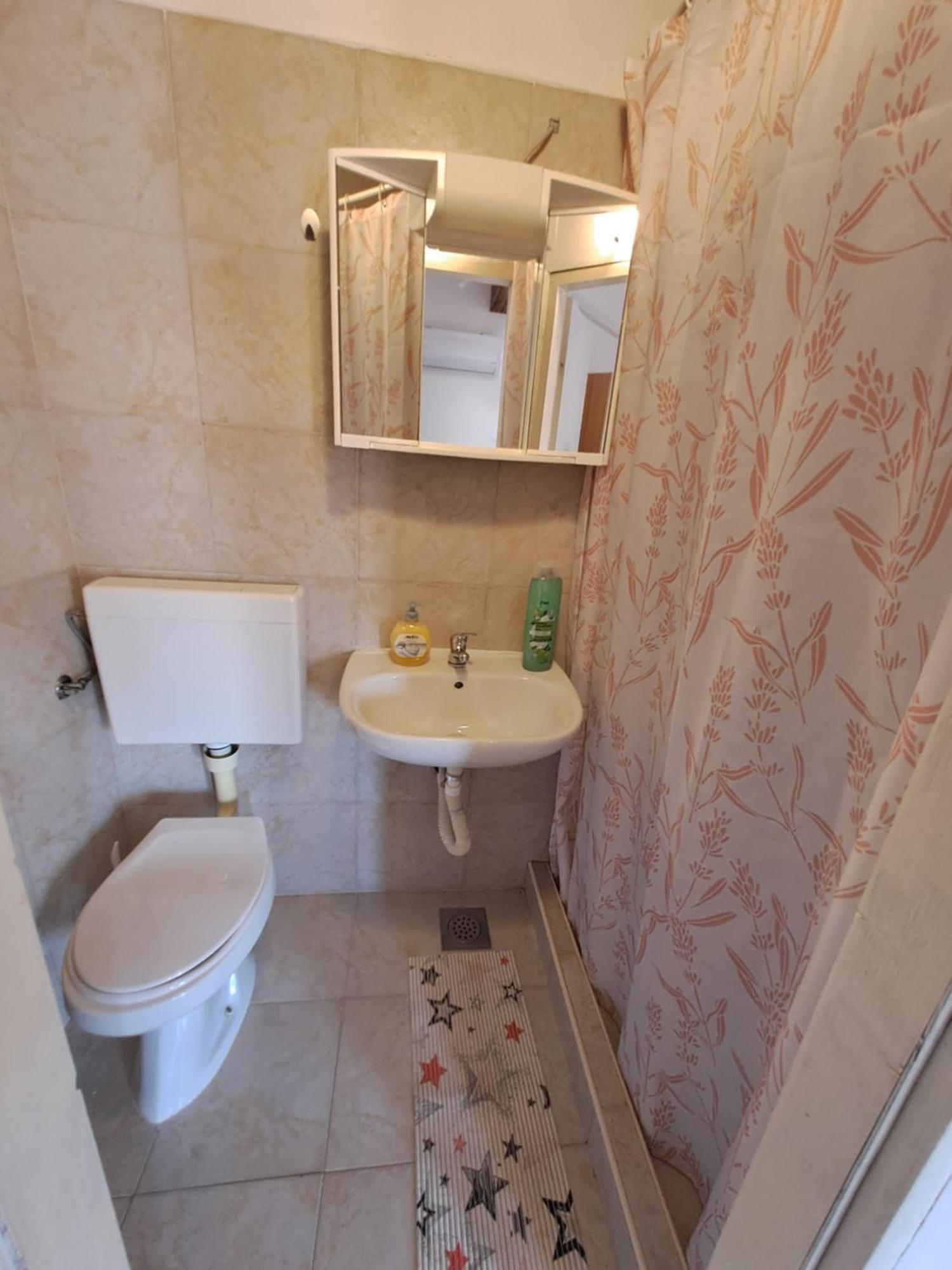 Roman Arch- Low Budget Doublebed Room In Top Center Pola Camera foto